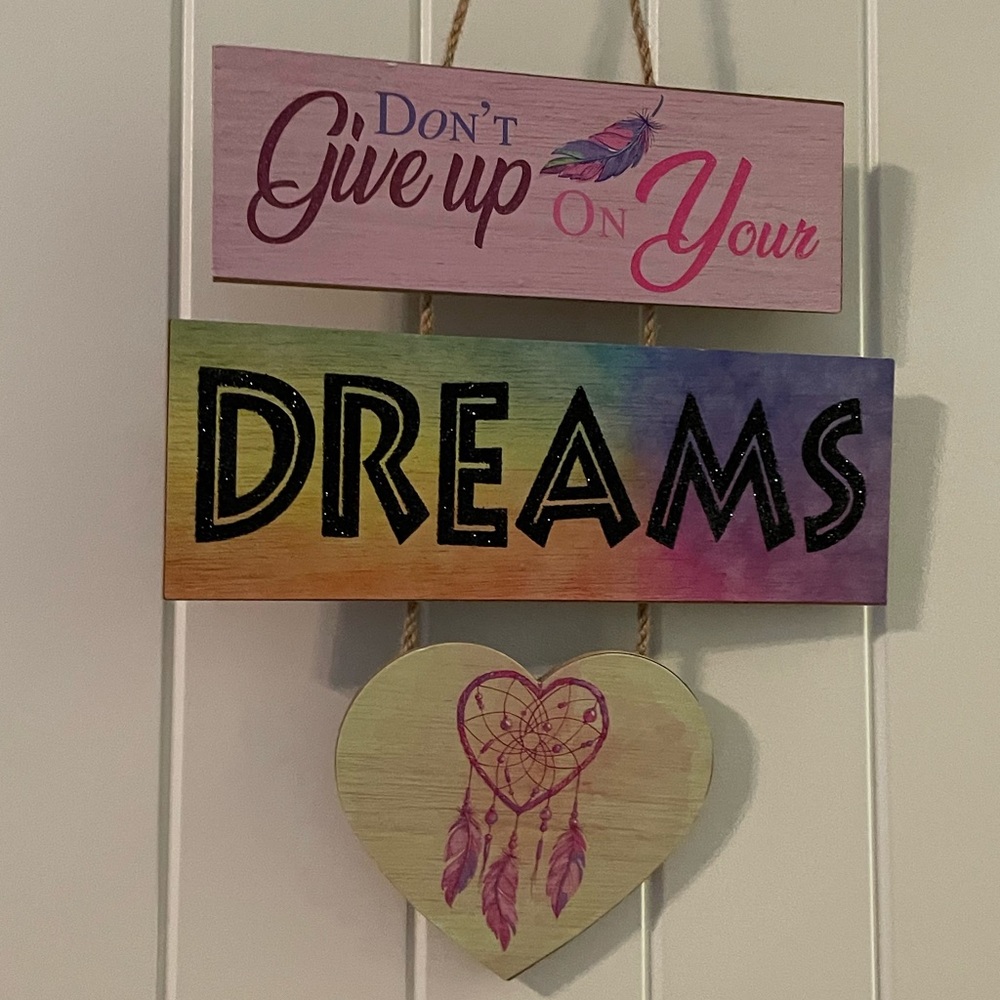 “Don’t give up on your dreams” hanging decoration